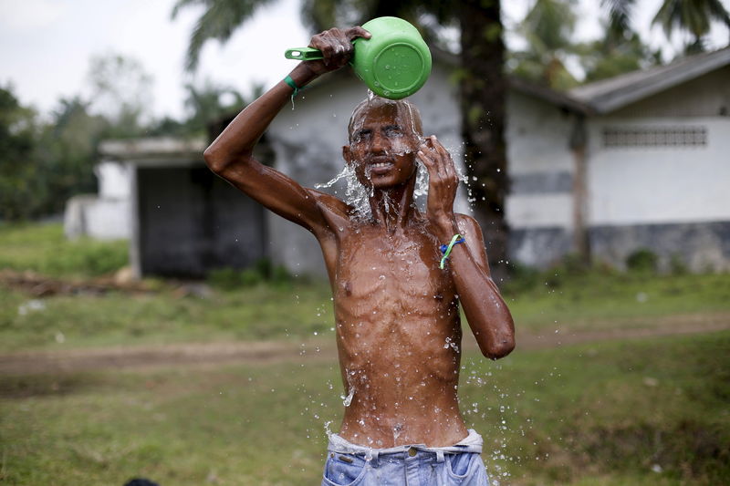 © Reuters. Imigrante rohingya recém-chegado à Indonésia de barco em campo de refugiados