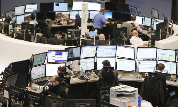 © Reuters. Traders work at their screens at the stock exchange in Frankfurt