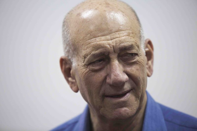 © Reuters. Former Israeli Prime Minister Olmert appears in Jerusalem District Court 