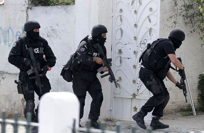 © Reuters. Militares de unidade antiterrorismo da Tunísia em ação em Túnis