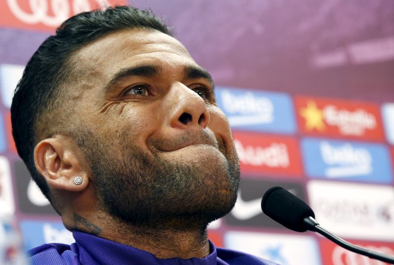 © Reuters. Lateral-direito do Barcelona Daniel Alves durante entrevista coletiva