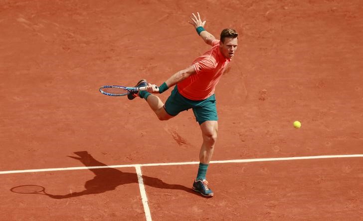 © Reuters. Tomas Berdych em partida em Roland Garros