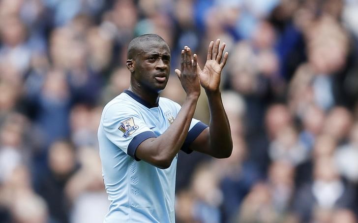 © Reuters. Yaya Touré, do Manchester City, agradece aos torcedores ao ser substituído durante partida contra o Southampton pelo Campeonato Inglês