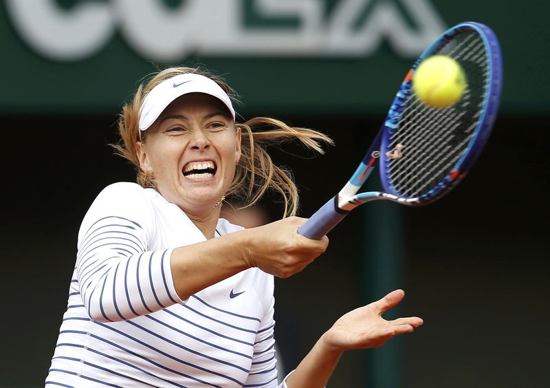 © Reuters. Maria Sharapova of Russia plays a shot to Kaia Kanepi of Estonia during their women's singles match at the French Open tennis tournament at the Roland Garros stadium in Paris