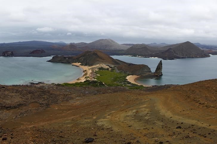 © Reuters.  Un volcán entra en erupción en las Islas Galápagos