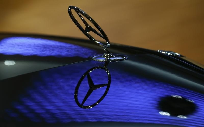 © Reuters. Emblema da Mercedes-Benz em um carro na coletiva anual de imprensa da Daimler, em Stuttgart