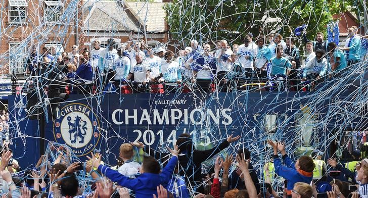 © Reuters. Time do Chelsea comemora título inglês com torcedores em Londres