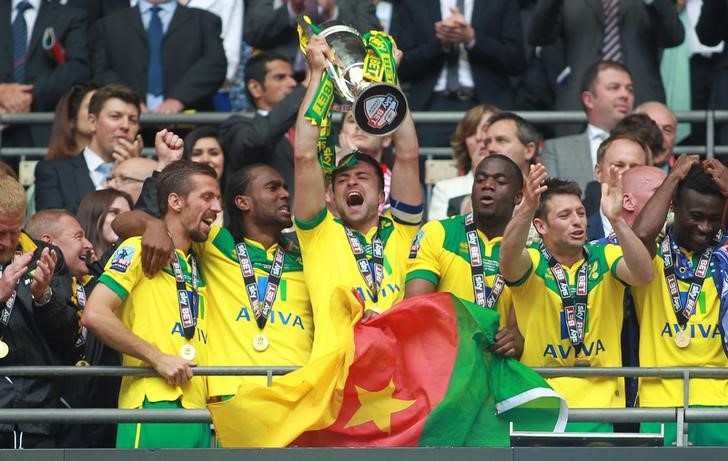 © Reuters. Jogadores do Norwich City levantam troféu após vitória sobre o Middlesbrough, que deu ao time o acesso à primeira divisão do Campeonato Inglês