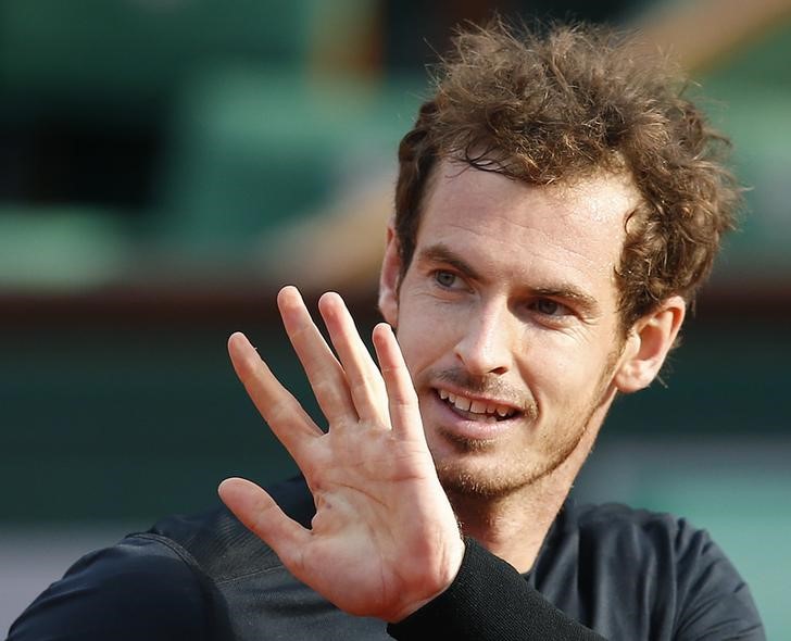 © Reuters. Andy Murray of Britain reacts during the men's singles match against Facundo Arguello of Argentina at the French Open tennis tournament at the Roland Garros stadium in Paris