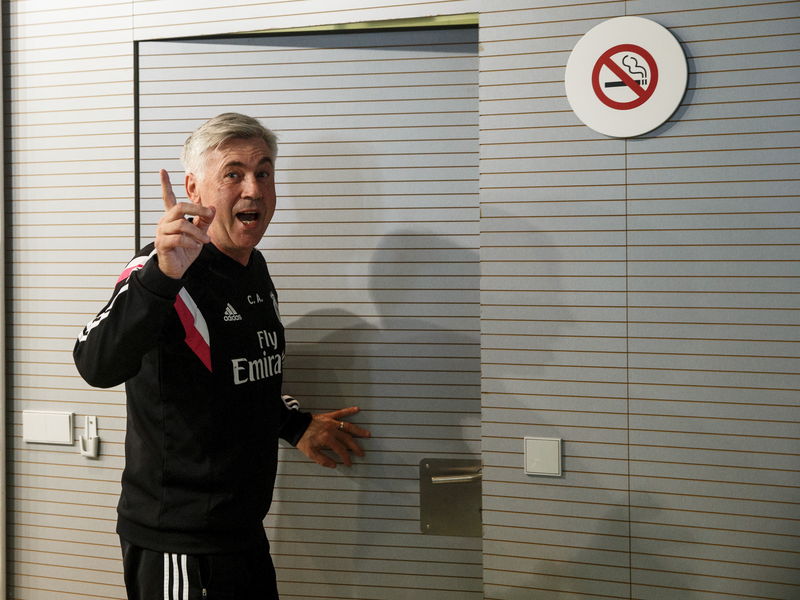 © Reuters. Técnico Carlo Ancelotti deixa sala de entrevistas em Valdebabas, nos arredores de Madri