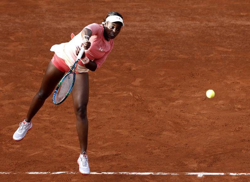 © Reuters. Sloane Stephens of the the U.S. plays a shot to compatriot Venus Williams during their women's singles match at the French Open tennis tournament at the Roland Garros stadium in Paris
