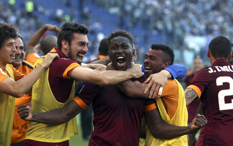 © Reuters. Mapou Yanga-Mbiwa comemora gol contra a Lazio 