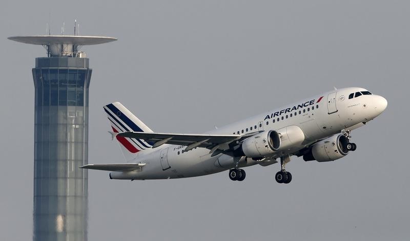 © Reuters. Avião da Air France decola do Aeroporto Charles de Gaulle