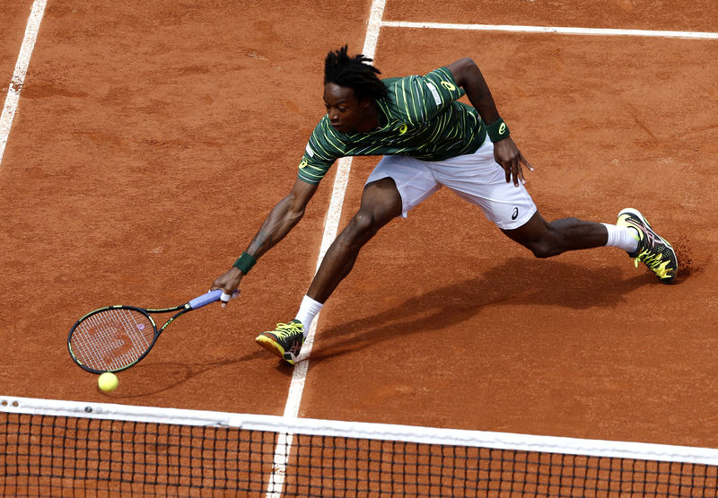 © Reuters. Gael Monfils of France plays a shot to compatriot Edouard-Roger Vasselin during their men's singles match at the French Open tennis tournament at the Roland Garros stadium in Paris