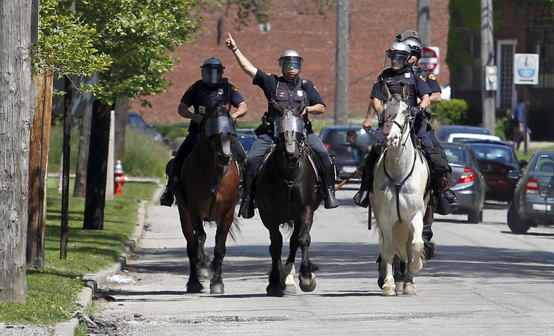 © Reuters. Cleveland mounted police patrol the streets as protesters march out of the city following the not guilty verdict for Cleveland police officer Brelo on manslaughter charges in Cleveland