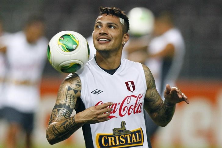 © Reuters. Paolo Guerrero, da seleção peruana de futebol, durante treino em Puerto La Cruz