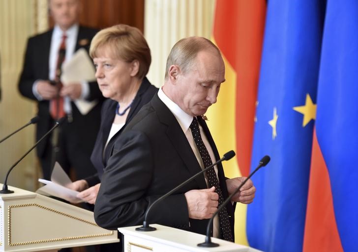 © Reuters. Putin e Merkel concedem entrevista em Moscou