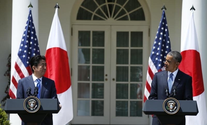 © Reuters. Abe e Obama falam à imprensa em Washington