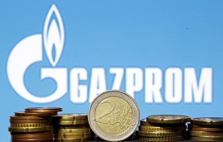 © Reuters. Монеты валюты евро на фоне логотипа Газпрома в Зенице