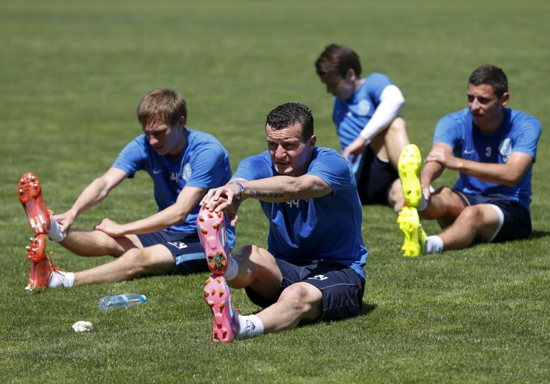 © Reuters. Dnipro's Fedetskiy and his team mates take part in training session at team's training camp in Dnipropetrovsk