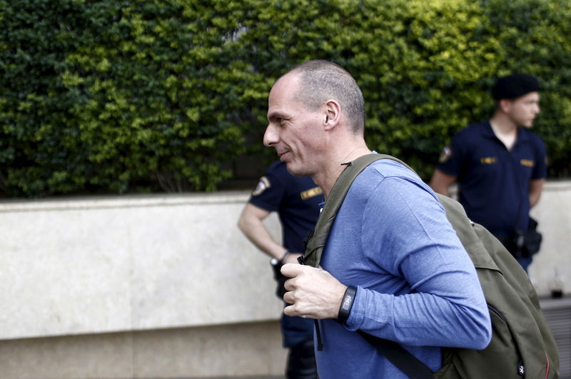 © Reuters. Greek Finance Minister Yanis Varoufakis arrives to attend a central committee of leftist Syriza party in Athens