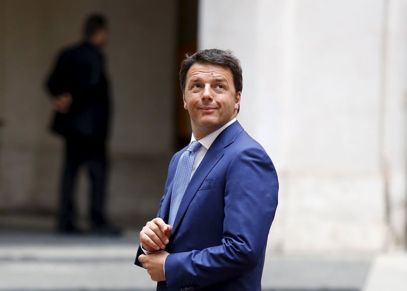 © Reuters. Italian Prime Minister Renzi looks up as he waits for the arrival of Palestinian President Abbas at Chigi Palace in Rome