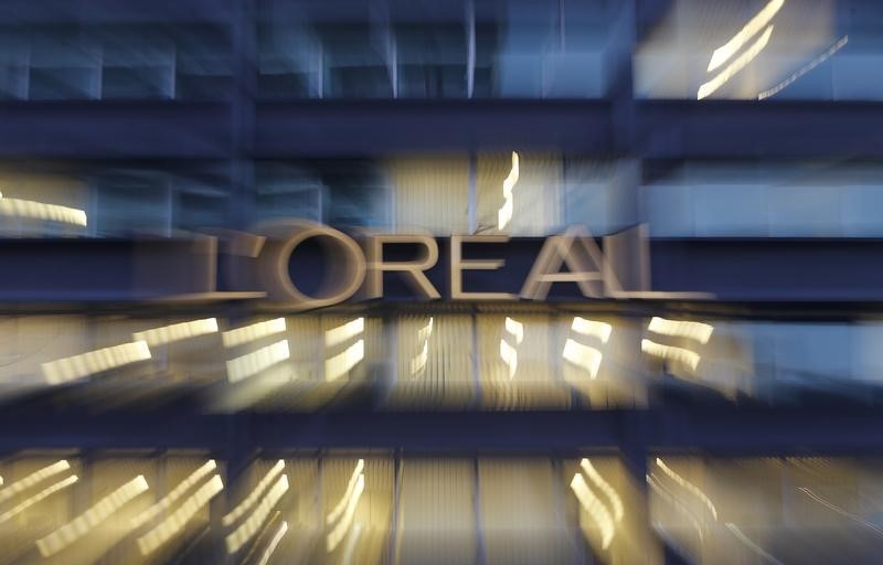 © Reuters. The logo of French cosmetics group L'Oreal is seen on the company's building in Clichy