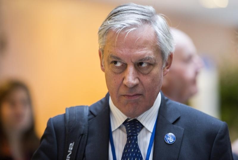 © Reuters. Bank of France Governor Noyer arrives for a G-20 finance ministers meeting during the World Bank/IMF annual meetings in Washington