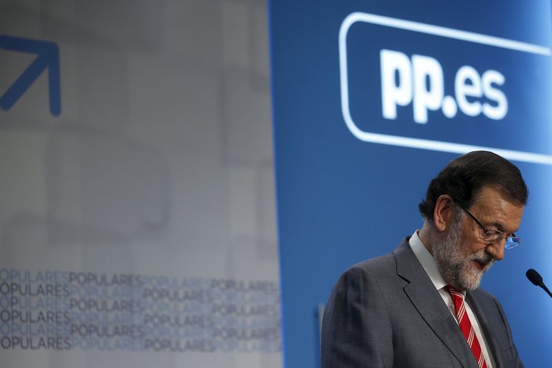 © Reuters. Un barón del PP pide a Rajoy que reflexione sobre ser candidato a las generales