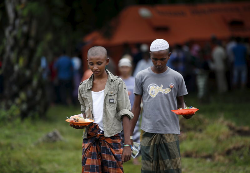 © Reuters. La policía de Malasia revela terribles secretos de los campamentos clandestinos 