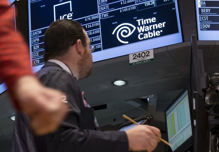 © Reuters. Traders work by the post that trades Time Warner Cable stock on the floor of the New York Stock Exchange