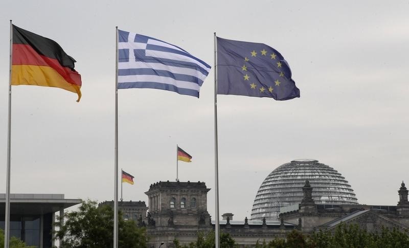 © Reuters. Bandeiras da Alemanha, Grécia e União Europeia vistas em Berlim