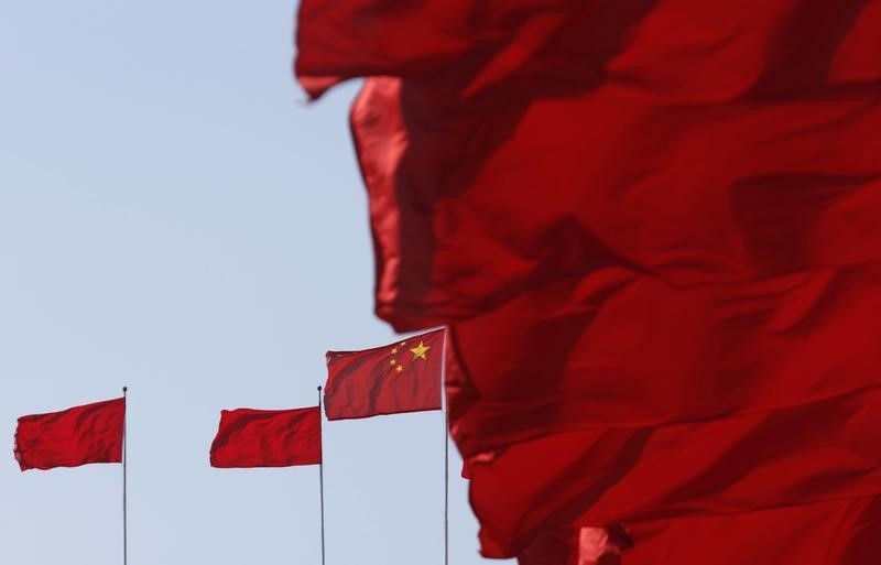 © Reuters. Bandeiras da China vistas em Pequim