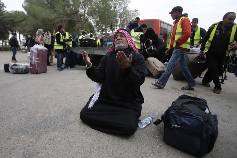 © Reuters. مصر تفتح معبر رفح للسماح للفلسطينيين العالقين فيها بالعودة لغزة