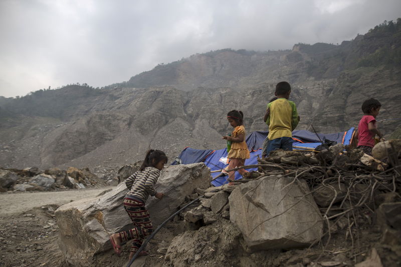 © Reuters. Crianças nepaleses perto de abrigo após o terremoto de 25 de abril