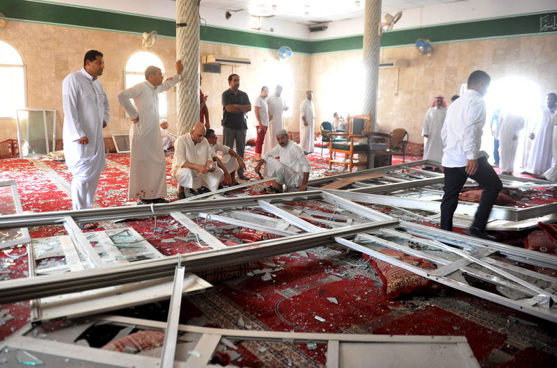 © Reuters. Family members of victims and well wishers are seen after a suicide bomb attack at the Imam Ali mosque in the village of al-Qadeeh in the eastern province of Gatif