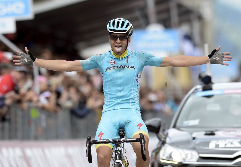 © Reuters. Contador resiste el ataque del Astana y sigue líder del Giro