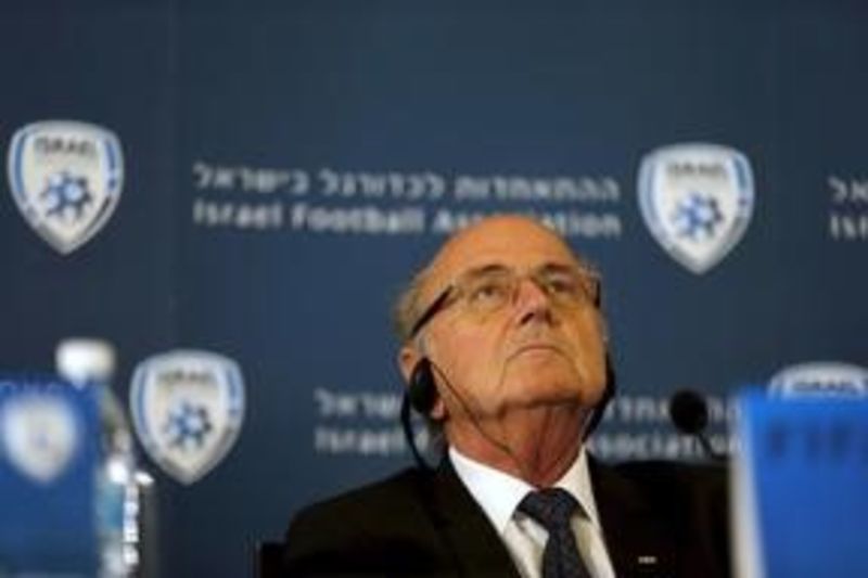 © Reuters. Blatter hace caso omiso a acusaciones de Figo a pocos días de las elecciones FIFA