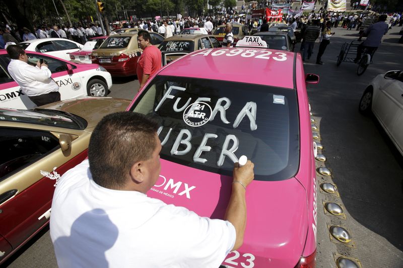 © Reuters. Un tribunal italiano prohíbe servicios de taxi sin licencia, como Uber