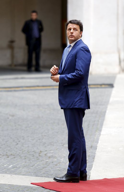 © Reuters. Il presidente del Consiglio Matteo Renzi a palazzo Chigi in una immagine di archivio