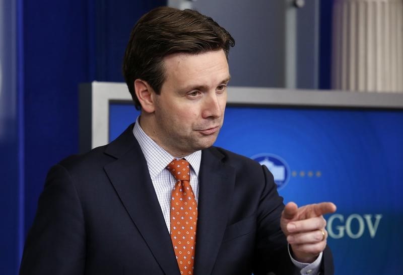 © Reuters. White House Press Secretary Josh Earnest gestures during a daily briefing at the White House in Washington