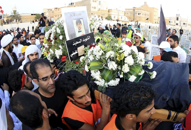 © Reuters. تحليل-التفجير الانتحاري يكشف الفشل السعودي في كبح التوترات الطائفية