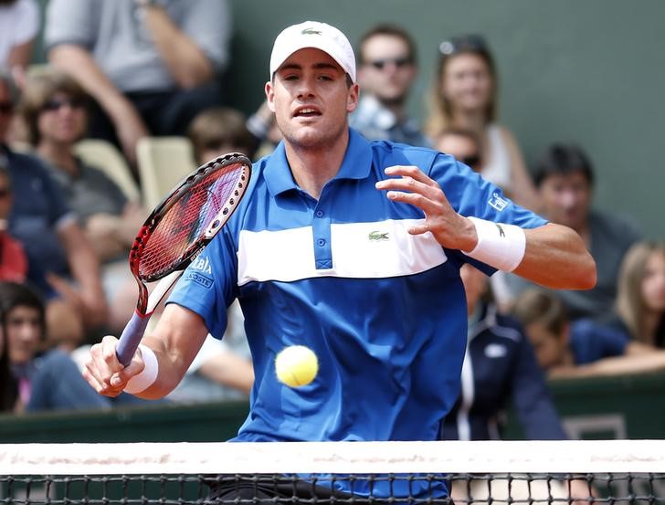 © Reuters. John Isner of the U.S. plays a shot to Andreas Seppi of Italy during their men's singles match at the French Open tennis tournament at the Roland Garros stadium in Paris