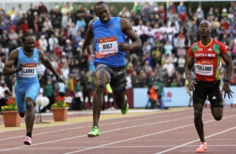 © Reuters. Bolt of Jamaica competes next to compatriot Clarke and Kim Collins of Saint Kitts and Nevis in 100m men's race at IAAF World Challenge Ostrava Golden Spike track and field meeting in Ostrava