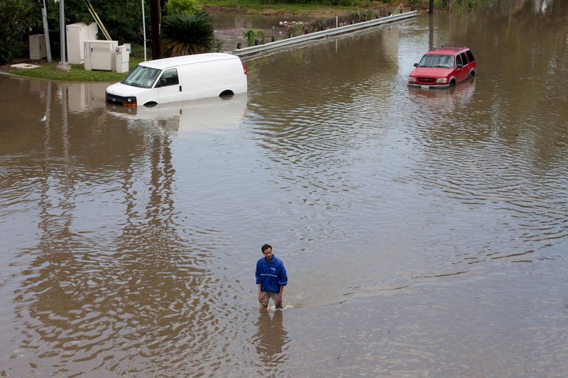 © Reuters. Inundações no sudoeste de Houston, no Texas, Estados Unidos