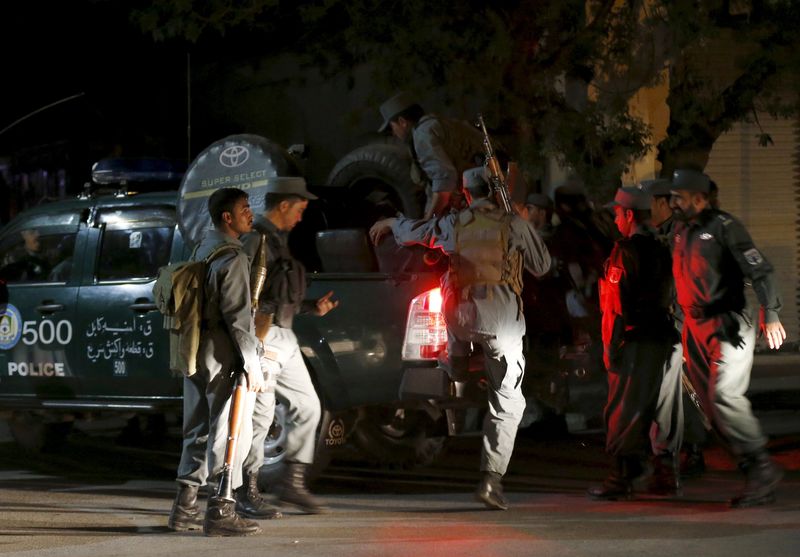 © Reuters. Policiais afegãos chegam perto do local de um ataque em Cabul, no Afeganistão