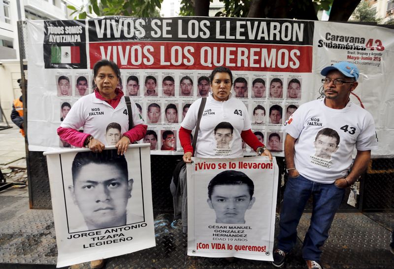 © Reuters. Familiares de 43 estudantes mexicanos fazem protesto em Buenos Aires 