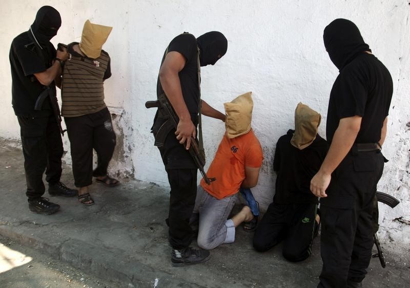 © Reuters. العفو الدولية: حماس ارتكبت جرائم حرب بحق مدنيين فلسطينيين