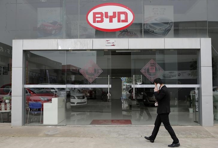 © Reuters. A man walks past a BYD store in Wuhan