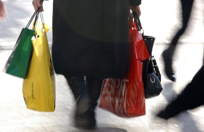 © Reuters. A woman carries shopping bags in Strasbourg during the first day of winter sales in France